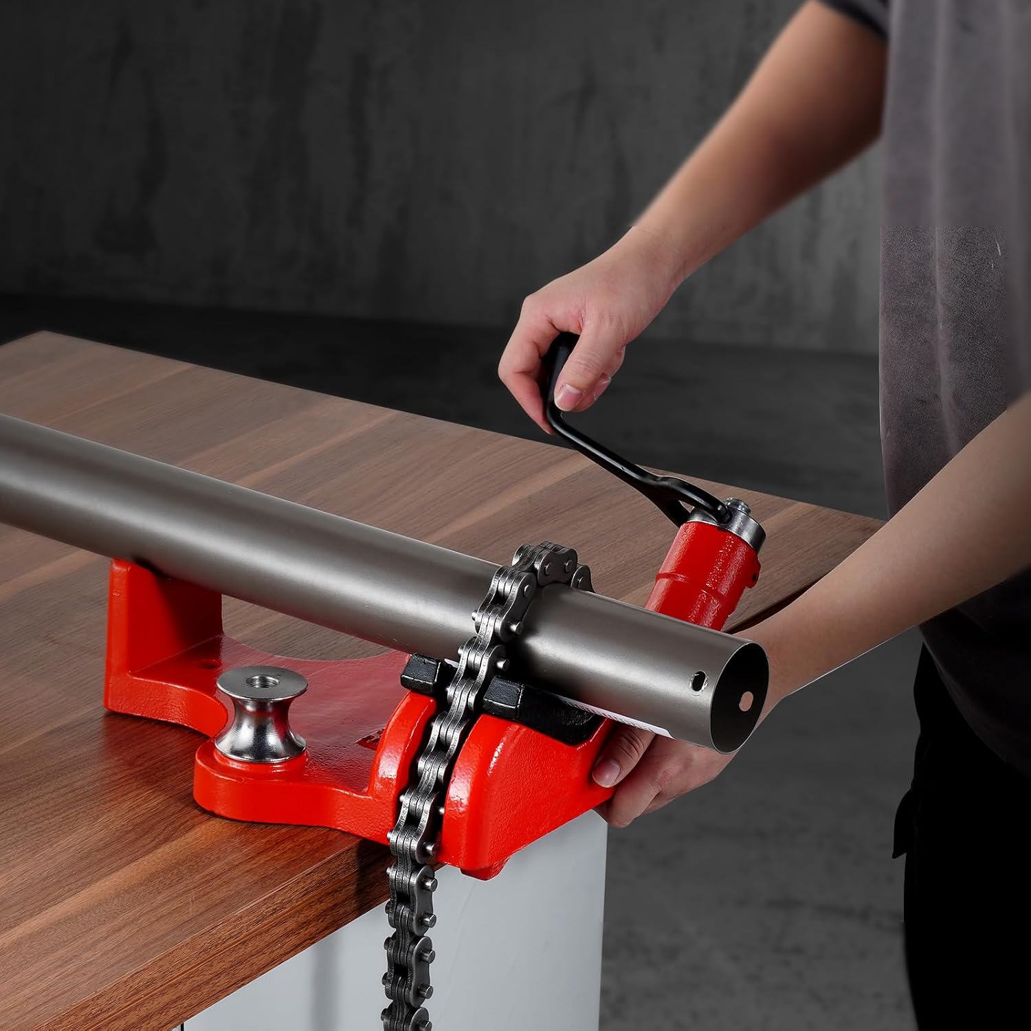 VEVOR Heavy-Duty Pipe Chain Vise, 1/2' - 8' Pipe Capacity, 34.6' Rugged Chain & Cast Iron Base, Industrial-Grade Pipe Clamping for Plumbing, Automotive Repairs, Metalworking