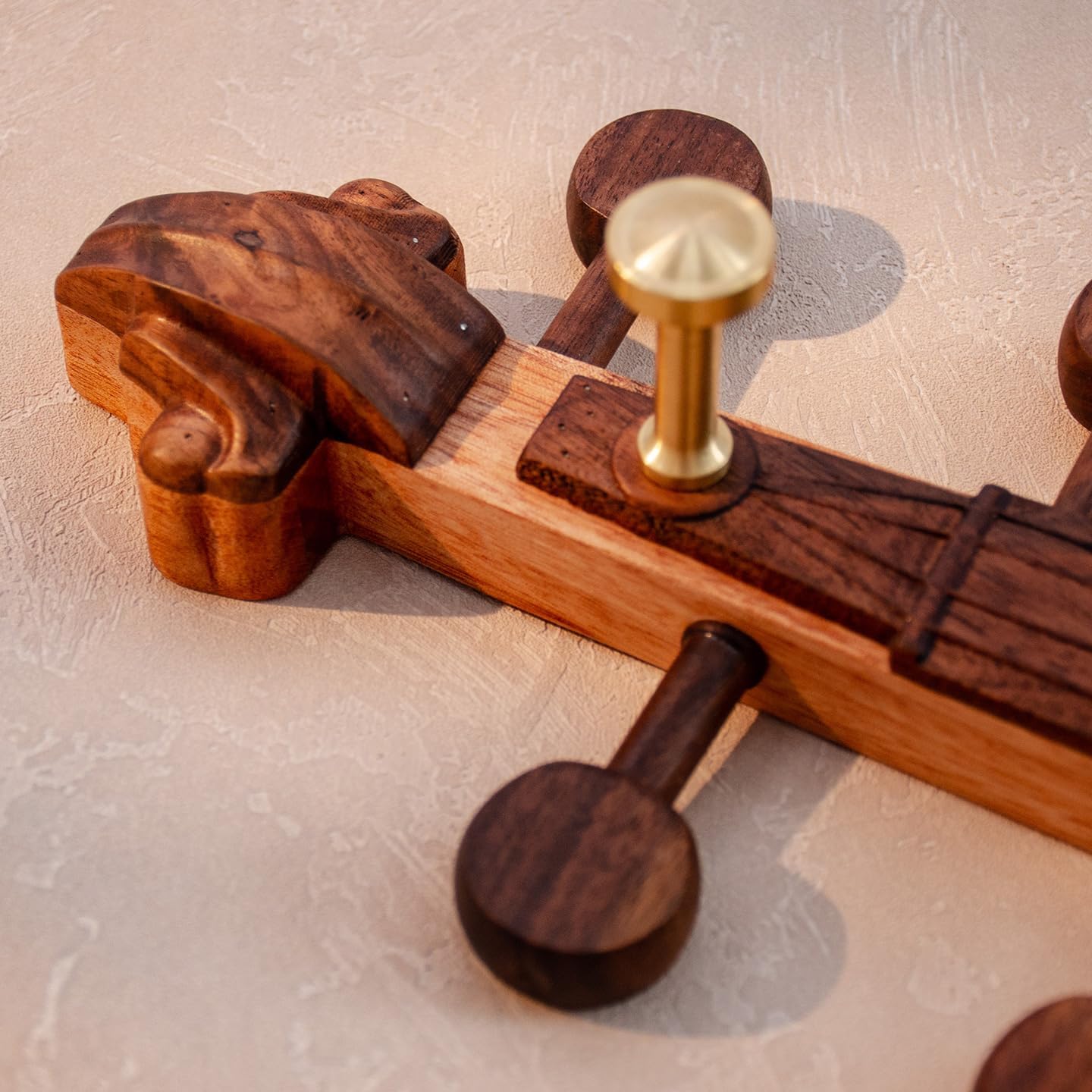 Violin-Shaped Coat Rack Solid Wood Wall-Mounted Clothes Hook can be Installed in The Study and Living Room Decorative Wooden Key, hat Clothes Hook, Entrance Entrance Storage Hook