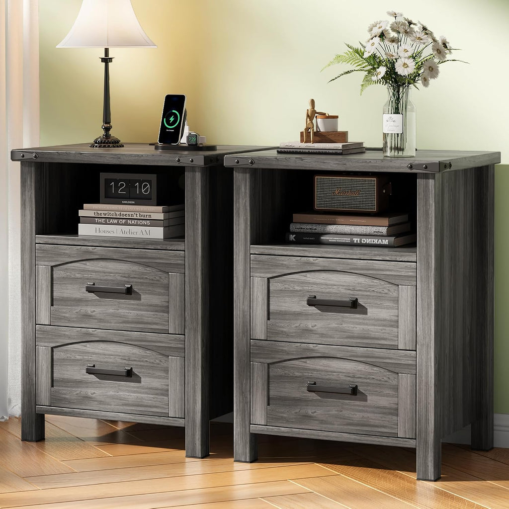 Decofy Farmhouse Nightstand Set of 2 with Charging Station, 18'' Wide Rustic End Table with USB/Type-C Ports, 2 Drawers & Open Shelf, Wood Bedside Table for Bedroom, Grey Oak
