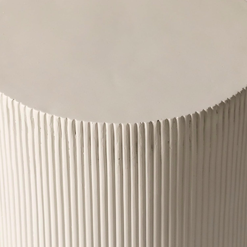 LeisureMod Modern Side Table Round Fiberstone Top Accent End Table for Home, Outdoor Patio, Living Room Sofa, Weather-Resistant, Eden Series in White