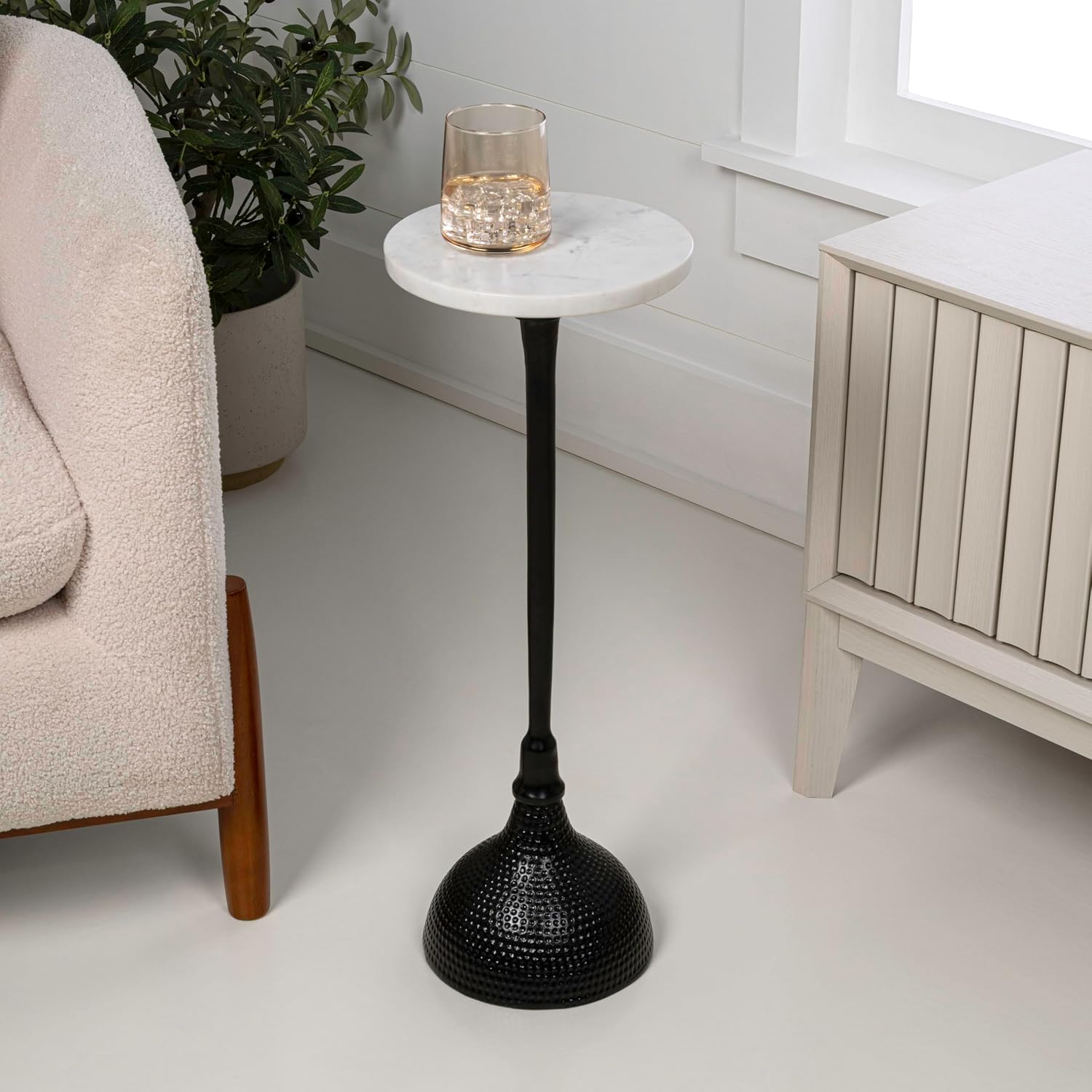 JONATHAN Y END4001C Ava 23.75' Art Deco Contemporary Metal Pedestal Drink Table and Decorative End Table with White Marble Round Top and Hammered Base for Living Room, Bedroom, Office, Black