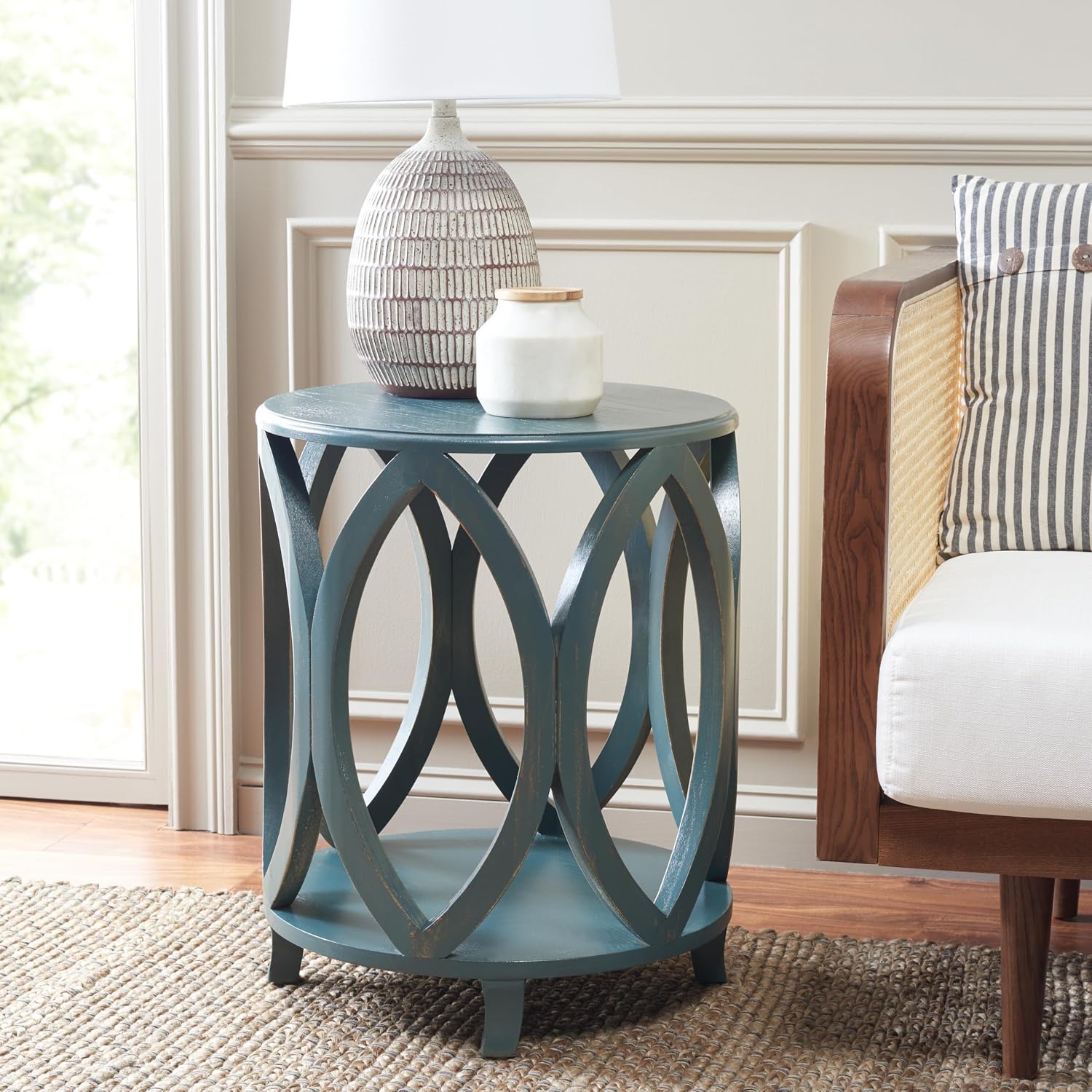 SAFAVIEH Home Collection – Janika Dark Teal Washed Round Accent Table with Shelf, Fully Assembled Solid Pine Wood Side Table for Living Room or Bedroom (AMH6607C)